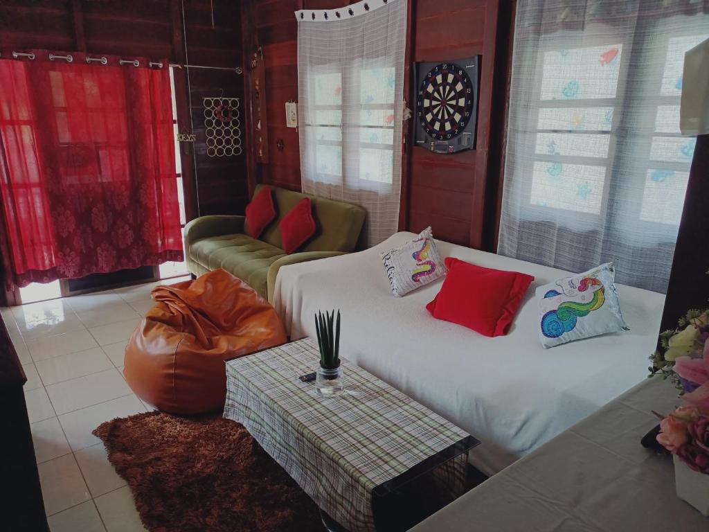 趙參蘭海灘的住宿－บาคัสโฮมลอร์ด，一间带两张床和一张沙发的客厅