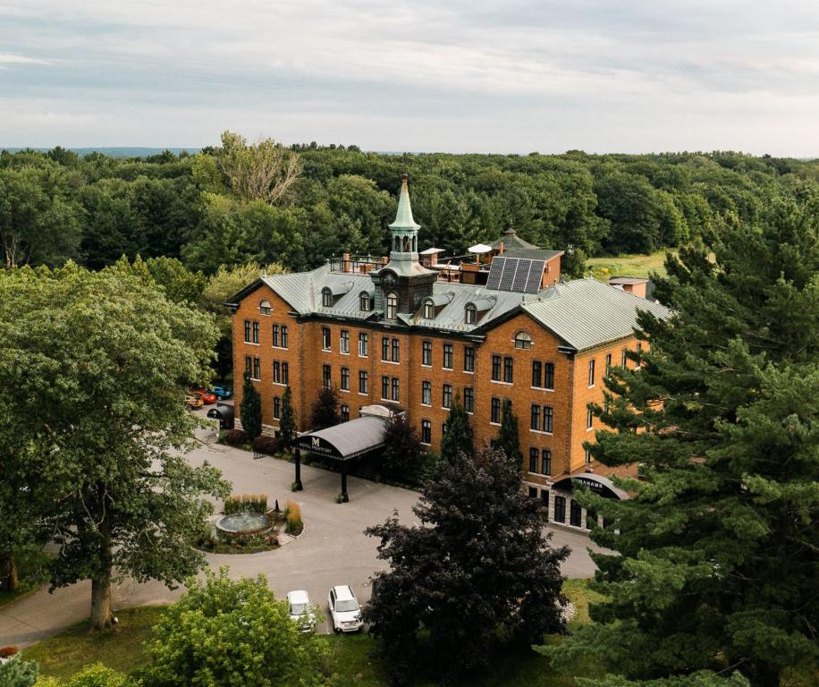 eine Luftansicht eines großen Backsteingebäudes in der Unterkunft Hotel Montfort Nicolet in Nicolet