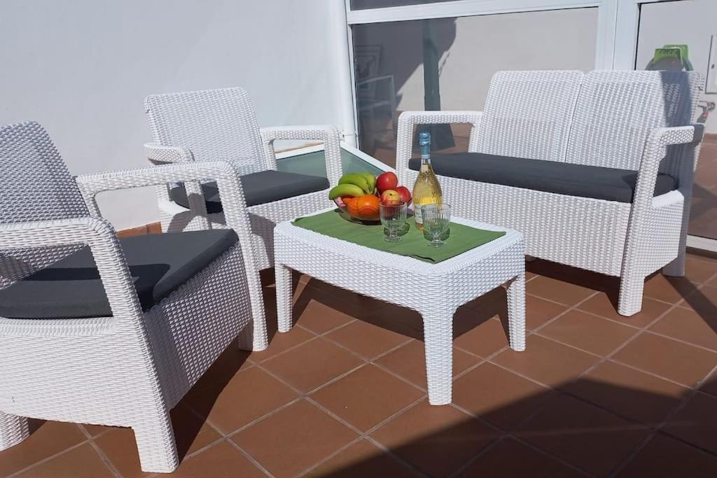 - un groupe de chaises et une table avec un bol de fruits dans l'établissement Casa Amanecer, à Abades