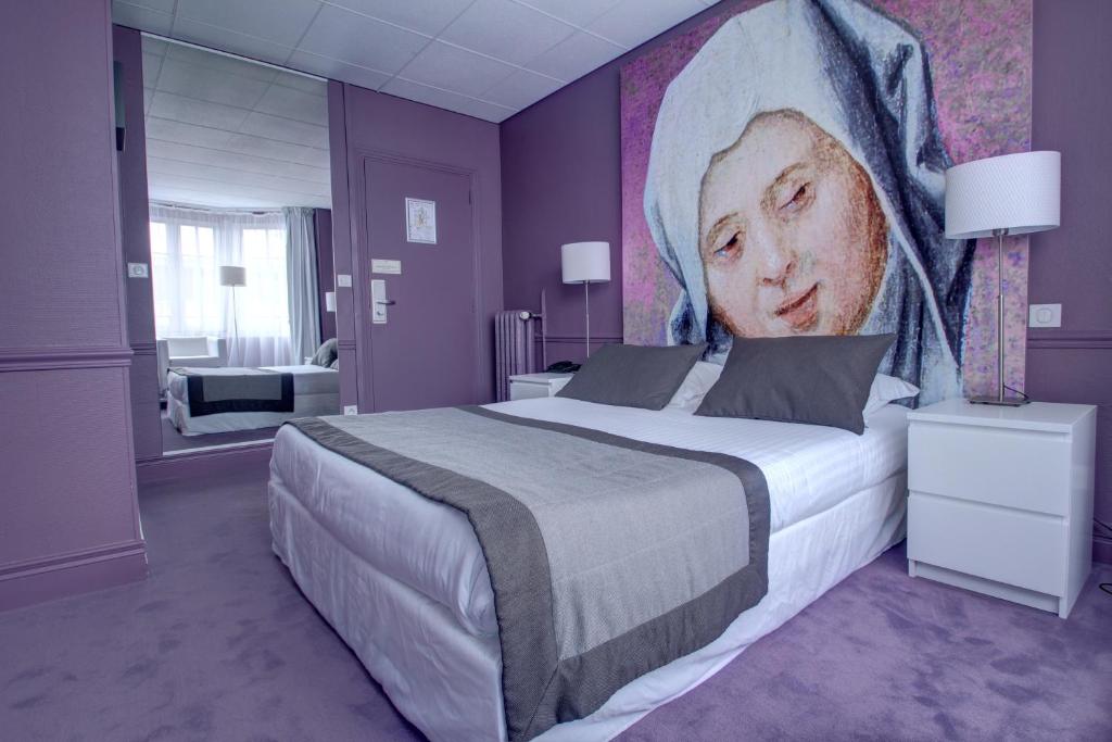 Postel nebo postele na pokoji v ubytování Hôtel Cecyl Reims Centre