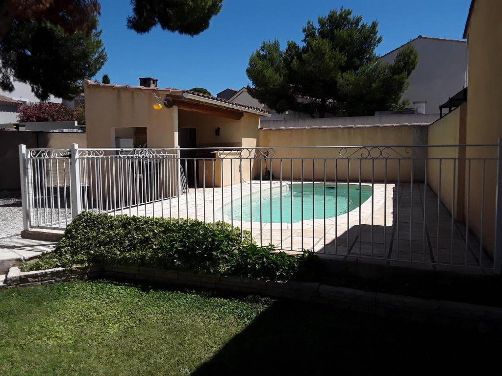 une clôture autour d'une piscine dans une maison dans l'établissement Maison les pins, à Vedène