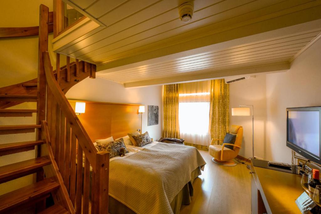 Телевизор и/или развлекательный центр в Hotel Aateli Lakeside
