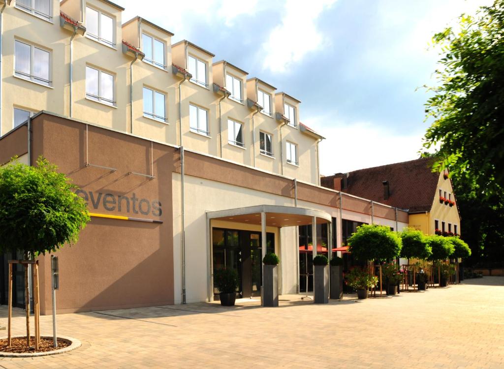 une façade d'un hôtel avec un bâtiment dans l'établissement Landhotel Sonne, à Neuendettelsau