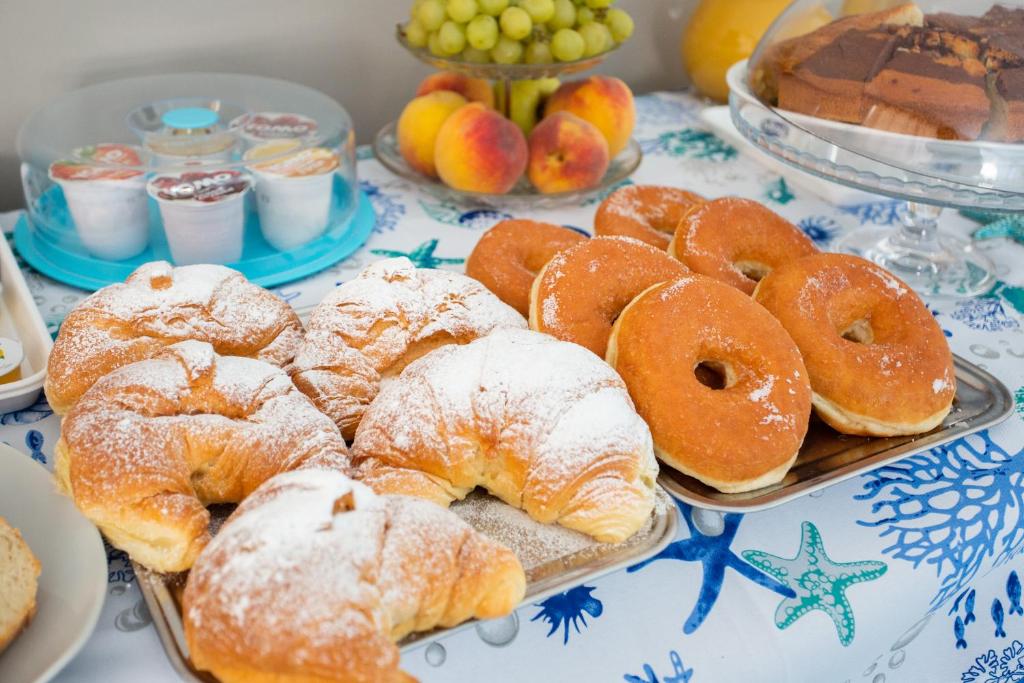 stół z tacami pełnymi pączków i innych wypieków w obiekcie Hotel da Alfredo w mieście Castellabate