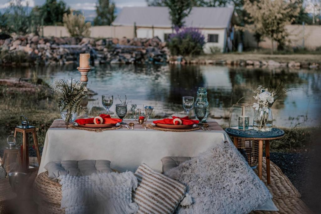 Výhled na řeku, která protéká v blízkosti luxury tent