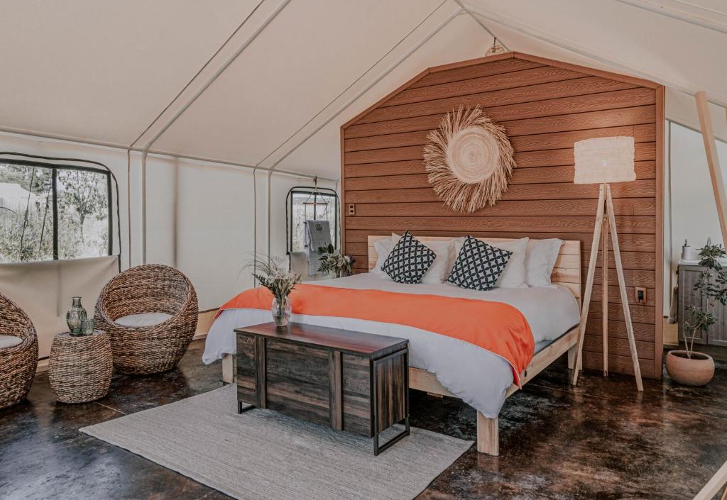 Postel nebo postele na pokoji v ubytování Salterra Glamping