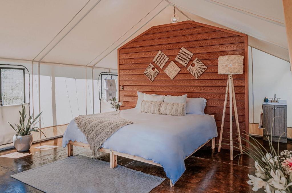 Postel nebo postele na pokoji v ubytování Salterra Glamping
