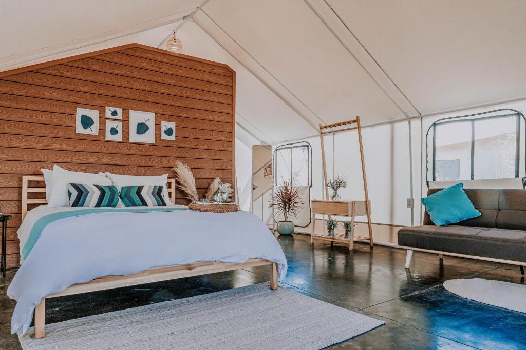 Postel nebo postele na pokoji v ubytování Salterra Glamping