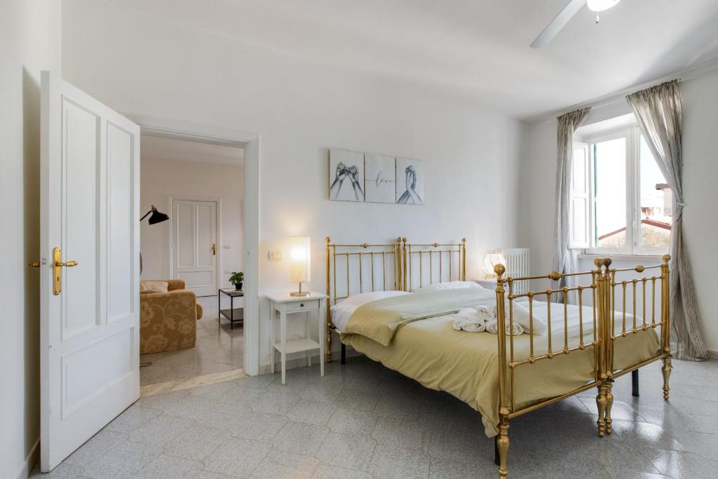 Un dormitorio con una cama grande y una ventana en A due passi dal ponte Apartment - Affitti Brevi Italia, en Gravina in Puglia