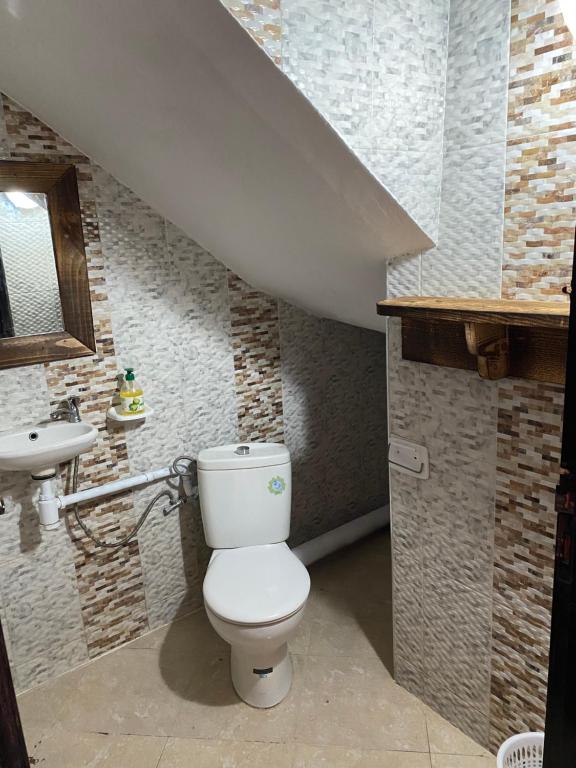 uma casa de banho com um WC e um lavatório em Imsouanegreenwave em Imsouane
