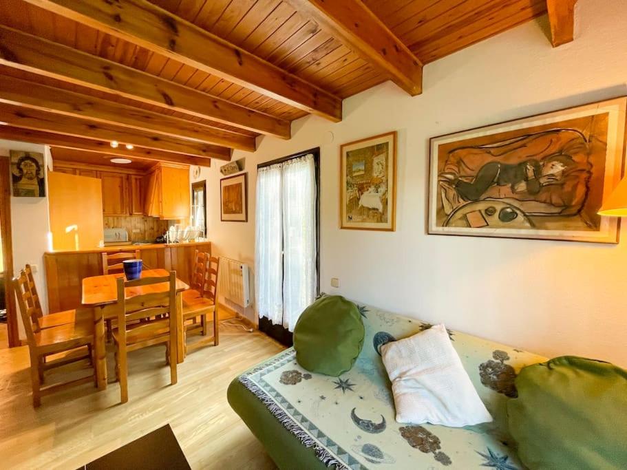 sala de estar con sofá y comedor en Precioso apartamento de montaña en Boi - Taüll, en Pla de l'Ermita