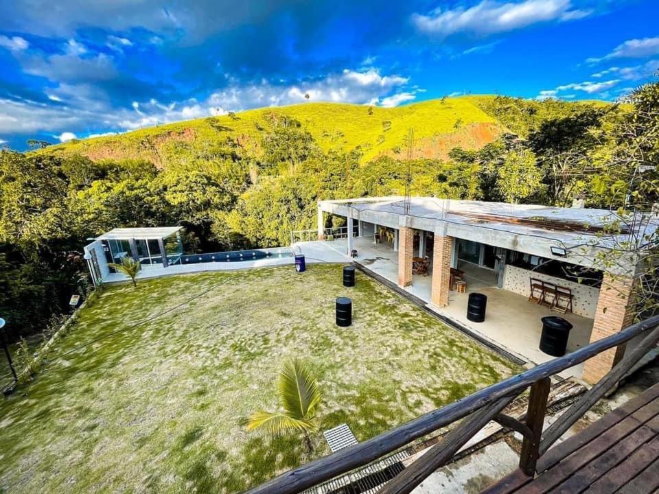 una vista aérea de una casa con un gran patio en Diniz Chacara, en Guaratinguetá