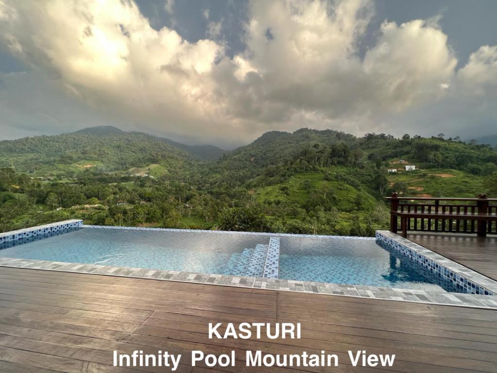 una piscina con montagne sullo sfondo di TUAH AND KASTURI D MANGGIS JANDA BAIK PRIVATE SWIMMING POOL MAGNIFICENT HILL VIEW 2 Different unit a Bentong