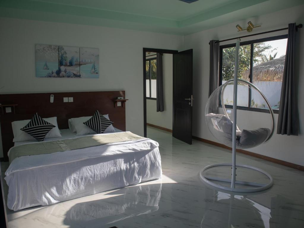 Postel nebo postele na pokoji v ubytování Clouds Beach Retreat Laamu Gan