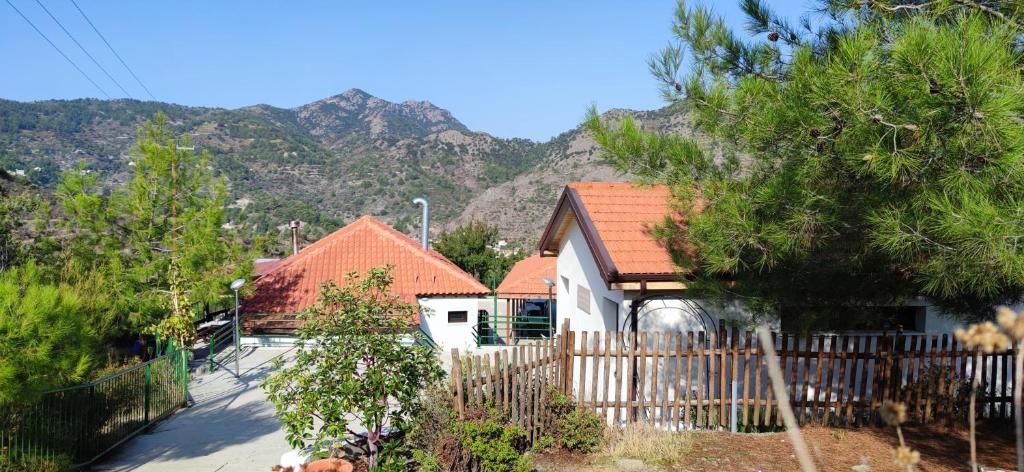 Nespecifikovaný výhled na hory nebo výhled na hory při pohledu z aparthotelu