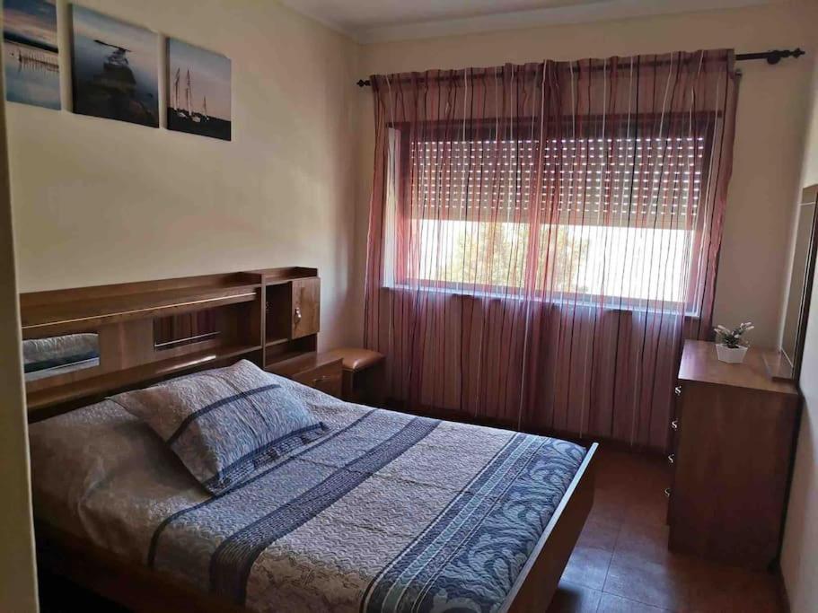 een slaapkamer met een groot bed en een raam bij Cardoso House VPA in Vila Praia de Âncora