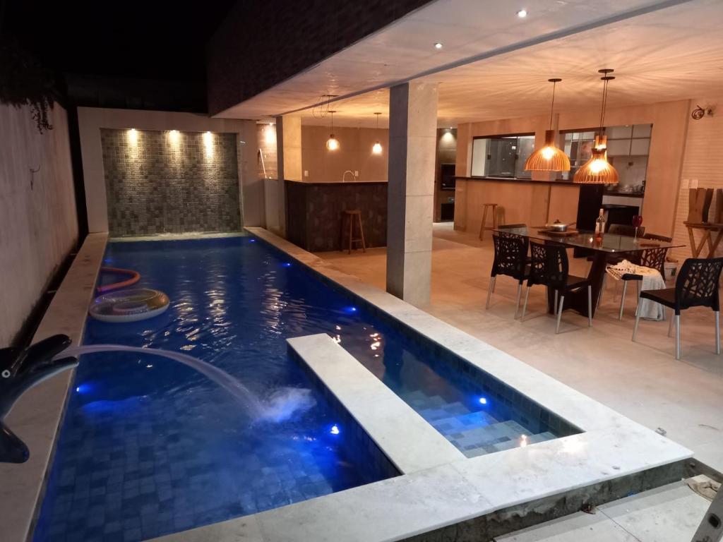ein Schwimmbad in der Mitte eines Hauses in der Unterkunft Lis zen suite 02 in Porto De Galinhas