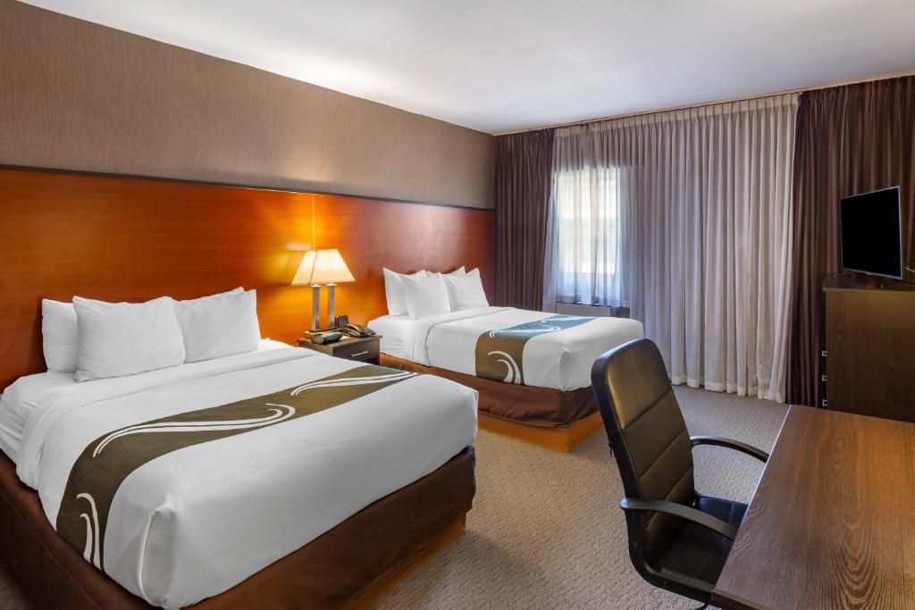 Postel nebo postele na pokoji v ubytování Quality Inn Toronto Airport