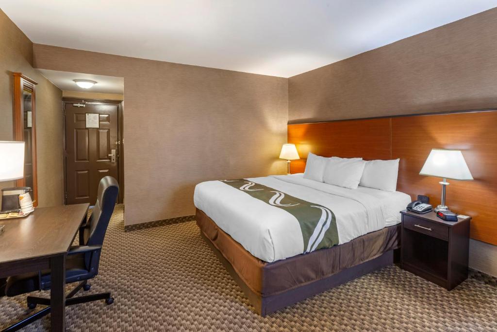 Postel nebo postele na pokoji v ubytování Quality Inn Toronto Airport
