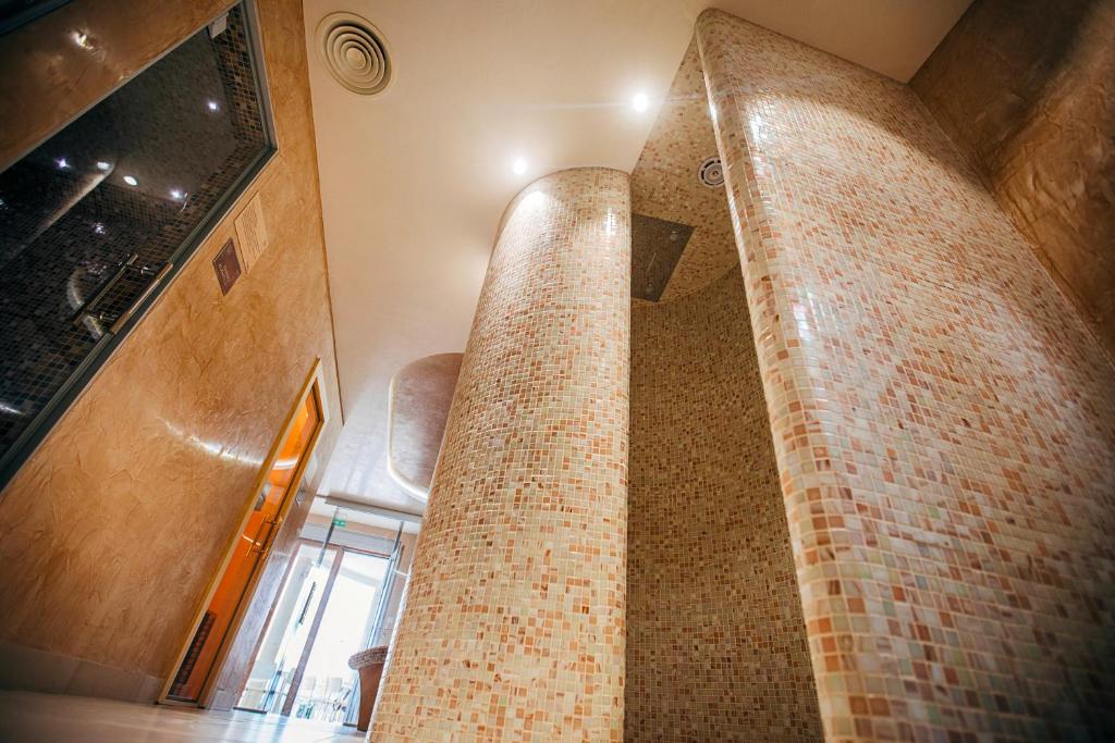 eine Wendeltreppe in einem Gebäude mit Ziegelwand in der Unterkunft Freya SPA Apartments in Niš