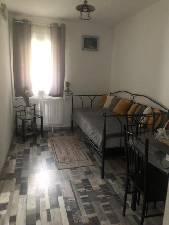 1 dormitorio con cama, ventana y mesa en Bolkovac Apartman Ulica Donje selo 33 Fužine, en Fužine