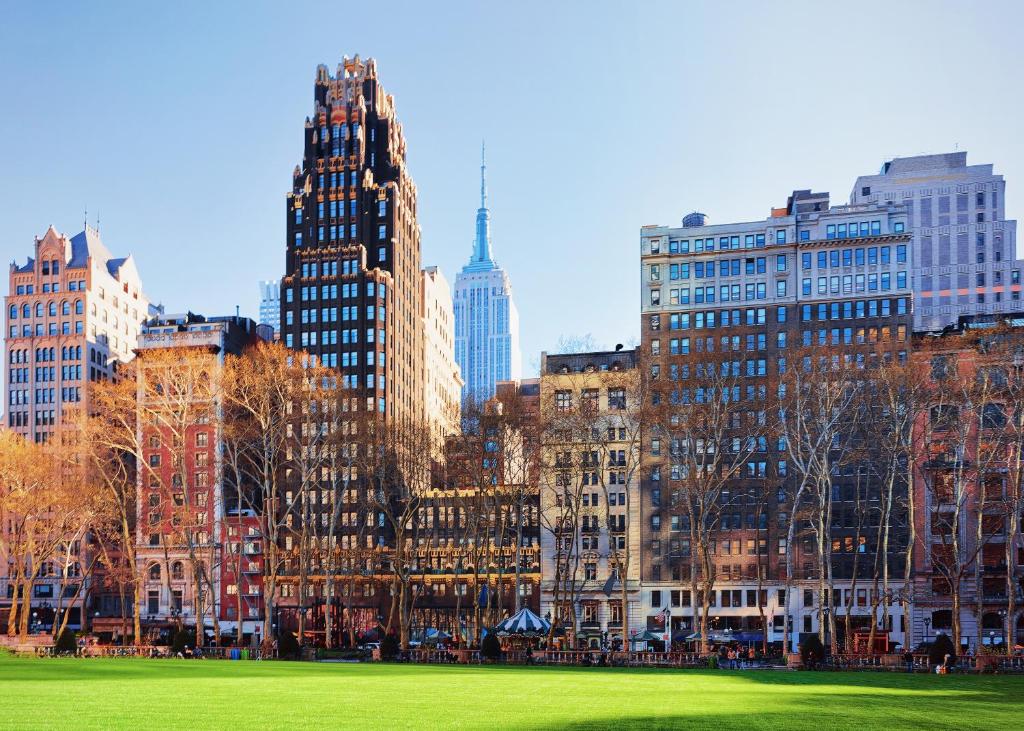 una città con edifici alti e un campo verde di Bryant Park Hotel a New York