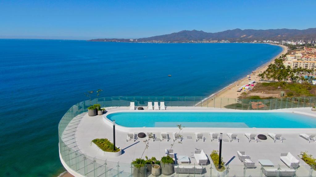 una vista aérea de una piscina junto al océano en Marítima Playa Beach front Condo with great views, en Nuevo Vallarta 
