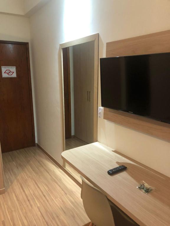 Uma TV ou centro de entretenimento em Pousada HD