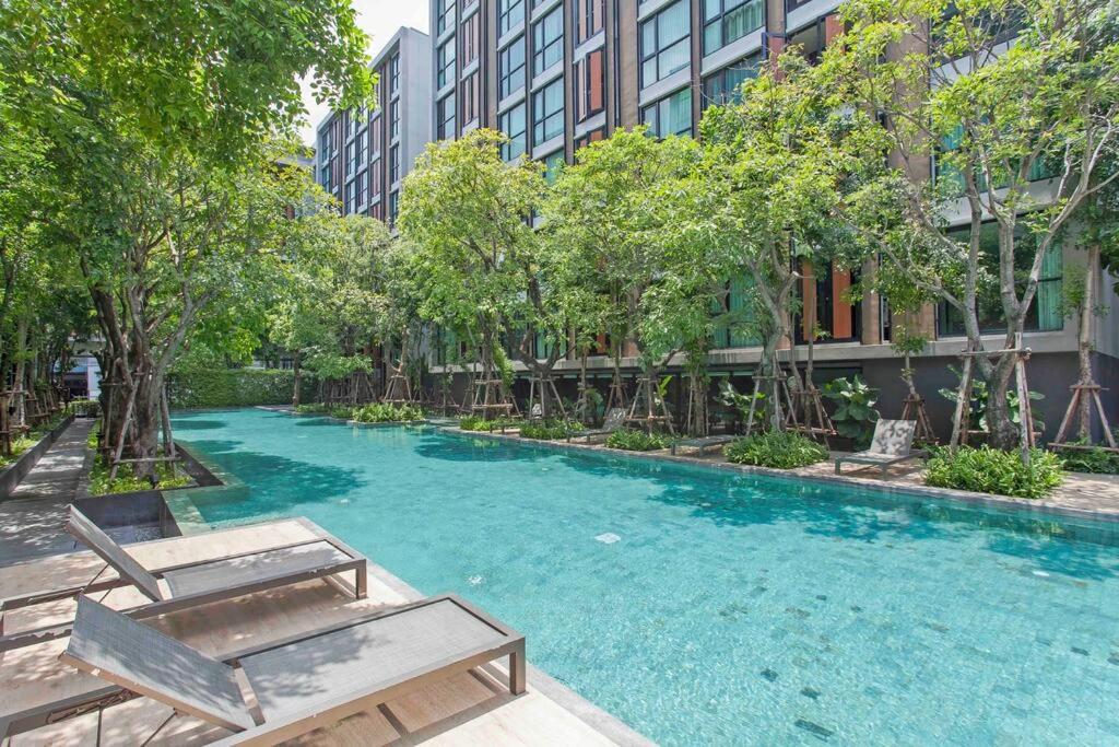 Near BTS fast wifi checkin24h Gym 37 Big pool Sauna, Bangkok (updated