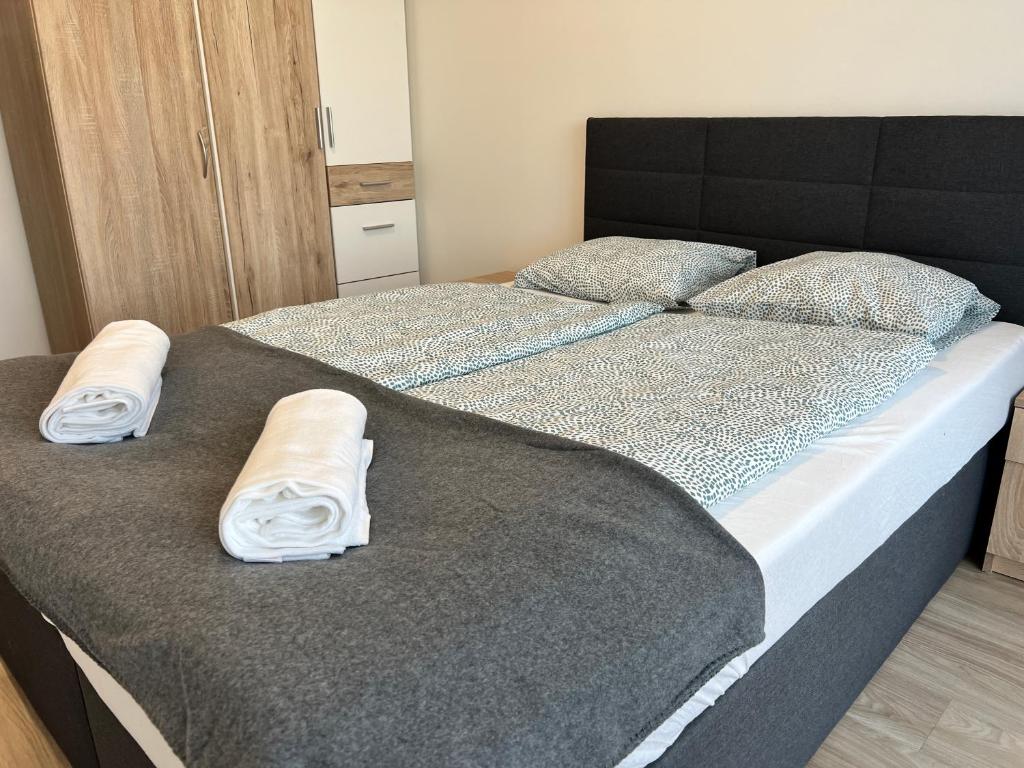 una camera con due letti e asciugamani di Seaforth Apartment a Siófok