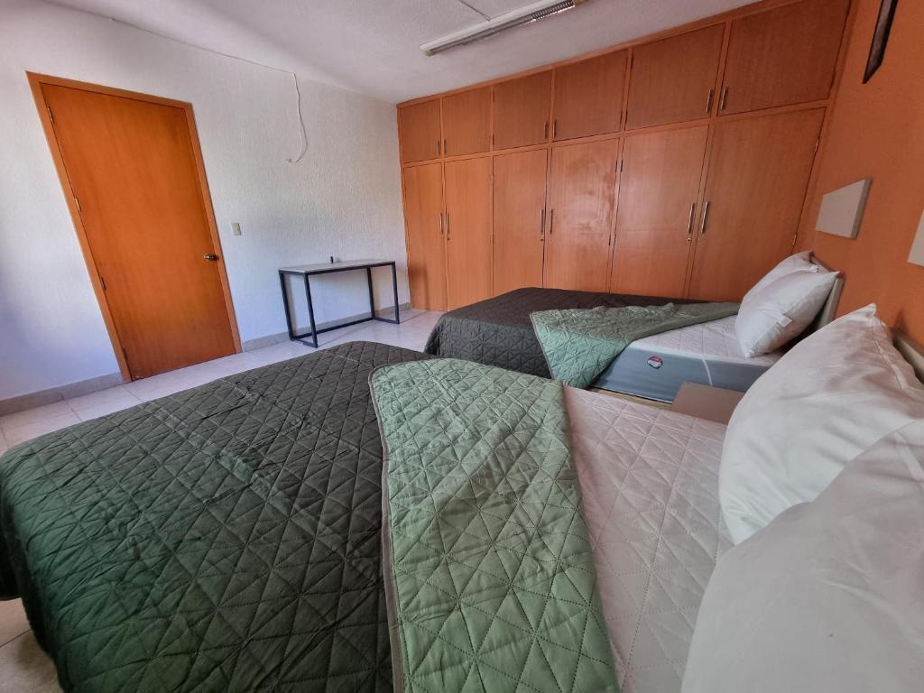 Postel nebo postele na pokoji v ubytování Residencia Ximatario