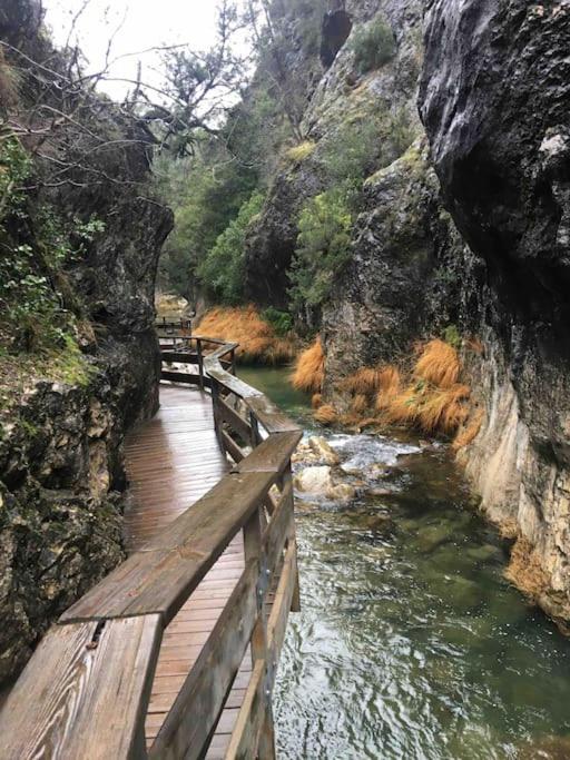 drewniany most nad rzeką z ławkami w obiekcie Cazorla Paraíso I, Arroyo Frío w mieście Arroyo Frio