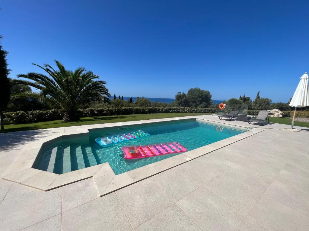 Basen w obiekcie Avithos Blue Villas lub w pobliżu