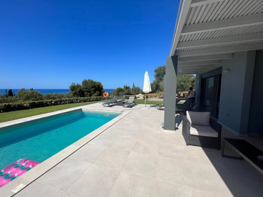 Basen w obiekcie Avithos Blue Villas lub w pobliżu