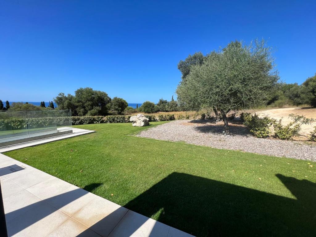 Ogród w obiekcie Avithos Blue Villas