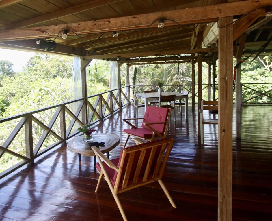 Balkón nebo terasa v ubytování Eden Jungle Lodge