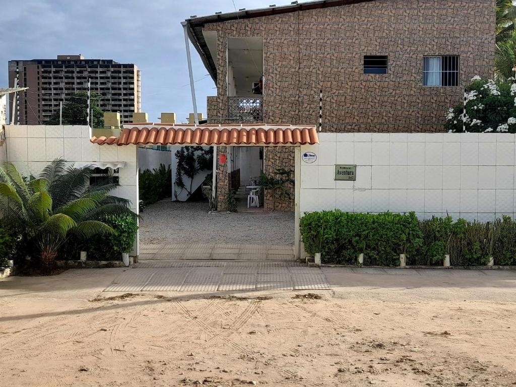 un edificio de ladrillo con un toldo delante de él en Ap 04-A 50 Metros da Praia Flats Completamente Mobiliados, en Paulista