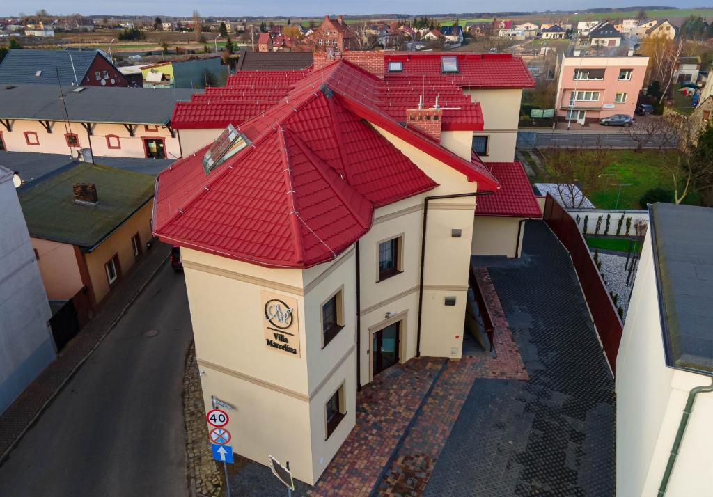 einen Blick über ein Gebäude mit rotem Dach in der Unterkunft Villa Marcelina-Buk in Buk