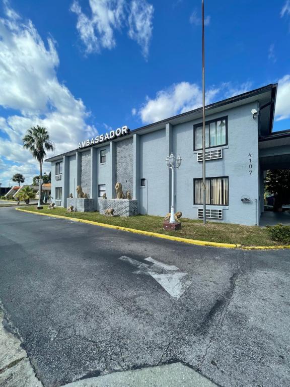 un edificio al costado de una calle en Ambassador Inn, en Kissimmee