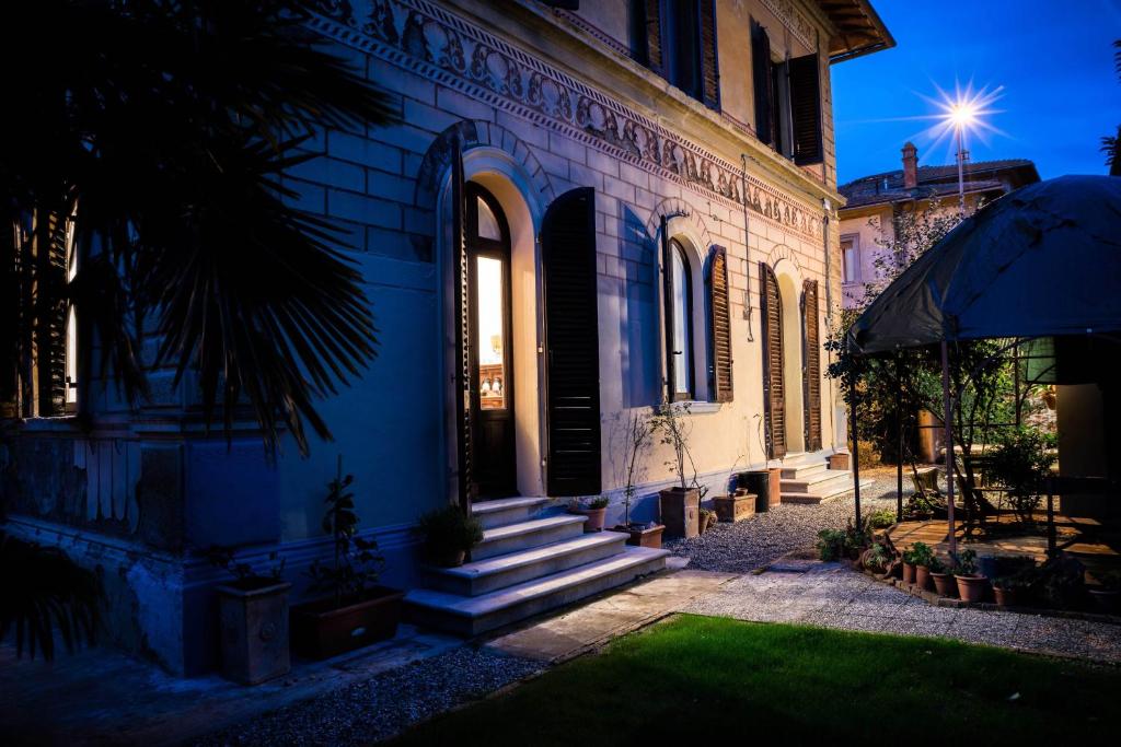 La Chicca B&B Siena في سيينا: منزل أزرق مع سلالم تؤدي إلى الباب الأمامي