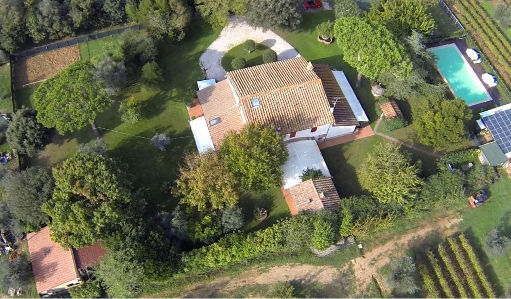 an aerial view of a house with a yard at Relais Felciaino B&B in Bolgheri