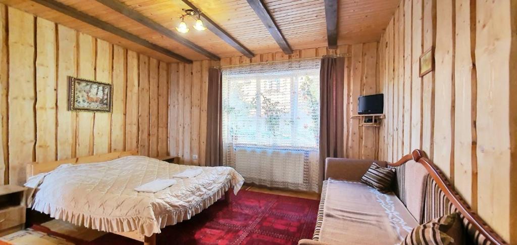 Postel nebo postele na pokoji v ubytování Gutsulska Oselya