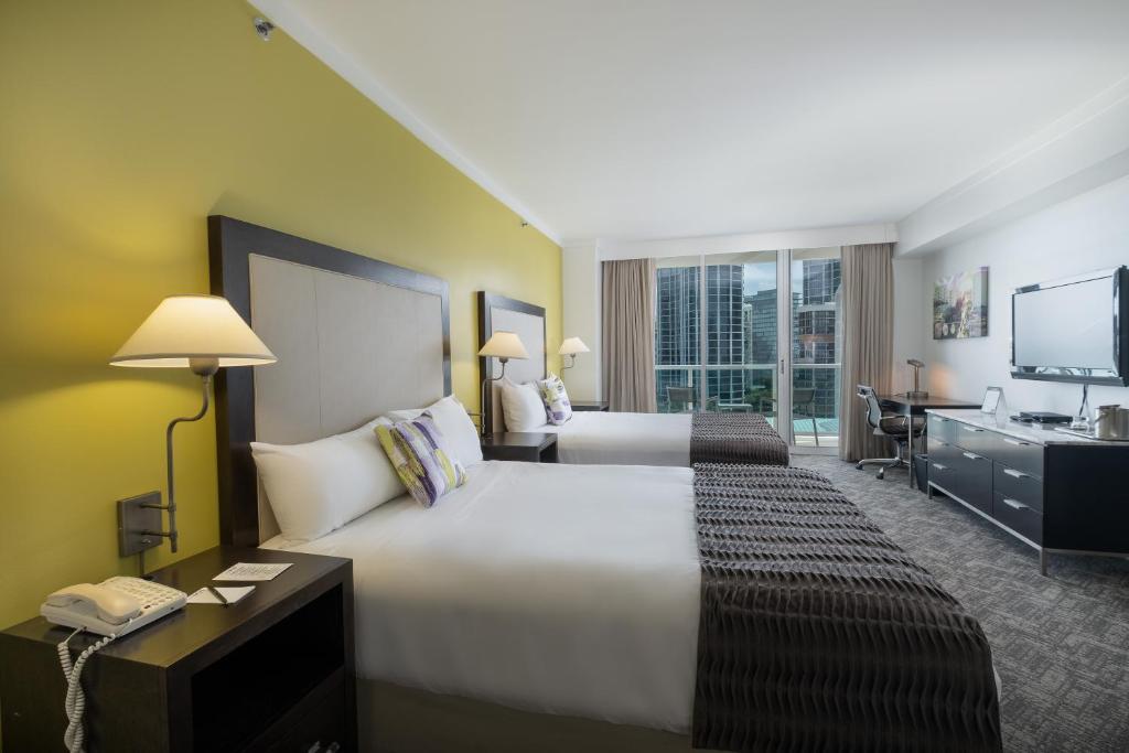 Hotel Arya BW Premier Collection - Zimmer Mit Queensize-Betten Und Stadtblick