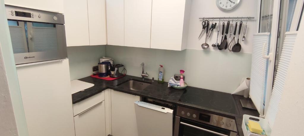 Kuchyňa alebo kuchynka v ubytovaní Alpenappartements Domicil include Jokercard