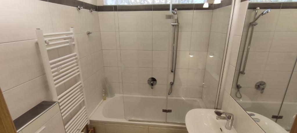 Kúpeľňa v ubytovaní Alpenappartements Domicil include Jokercard