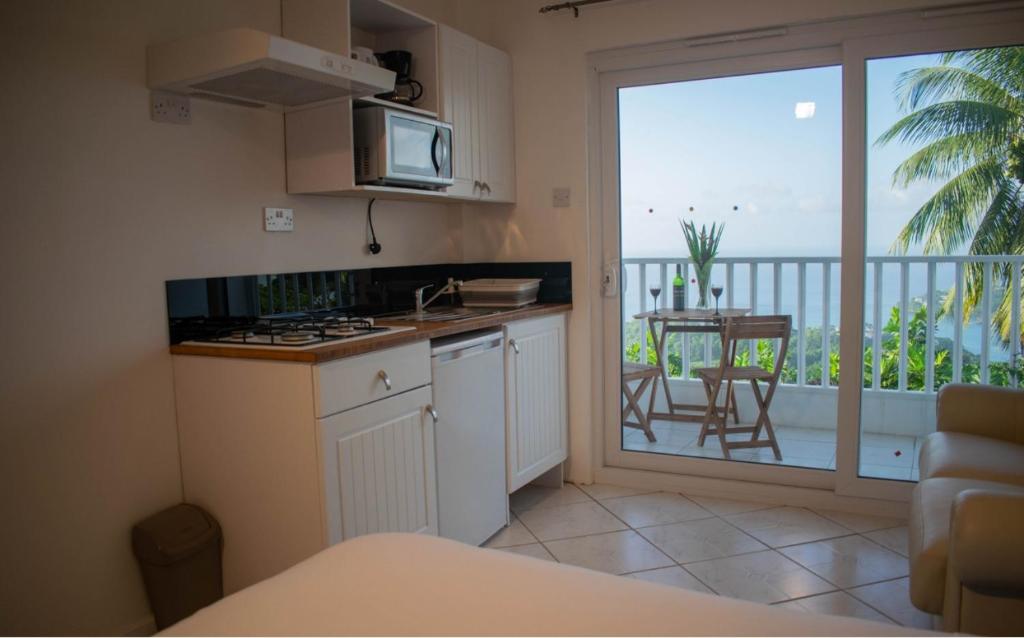 Kuchyň nebo kuchyňský kout v ubytování Morne SeaView Apartments