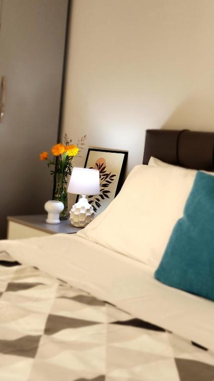 Postel nebo postele na pokoji v ubytování Divjaka Apartments 2 - City Center