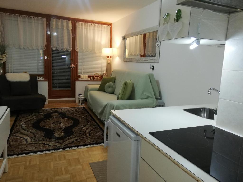 uma cozinha e uma sala de estar com um sofá em Condominio - Guglielmo Tell em Sestriere