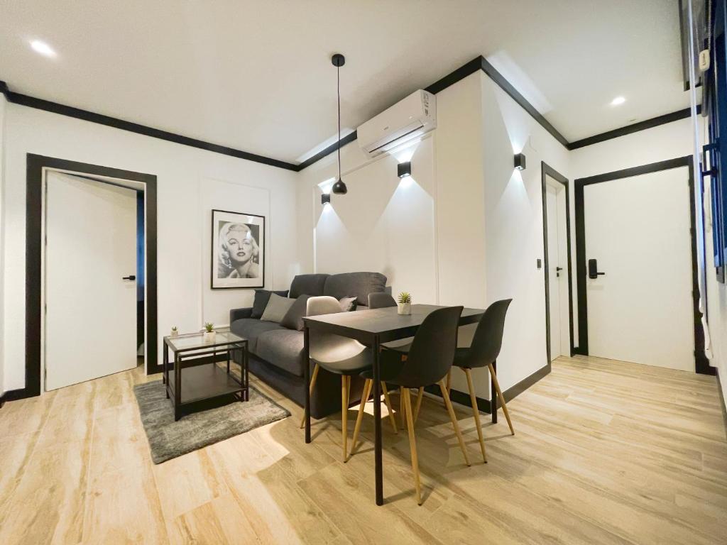 a living room with a table and a couch at Apartamentos MK77 León - Lancia in León