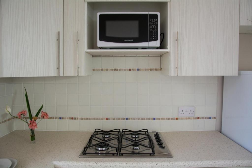 Kuchyň nebo kuchyňský kout v ubytování Morne SeaView Apartments